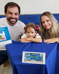 Foto familia com autor de livro 1 Foto familia com autor de livro 1